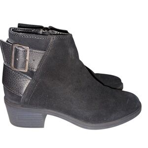 Clark’s size 8 black booties